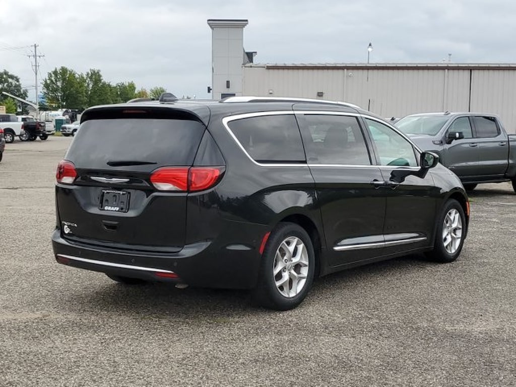 Used 2018 Chrysler Pacifica Touring L Plus Minivan/Van