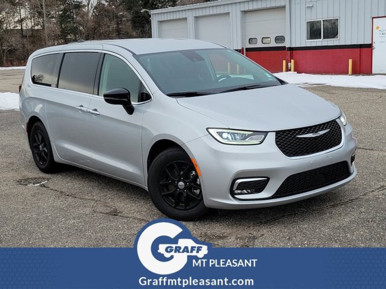 2024 Chrysler Pacifica Touring L's photo