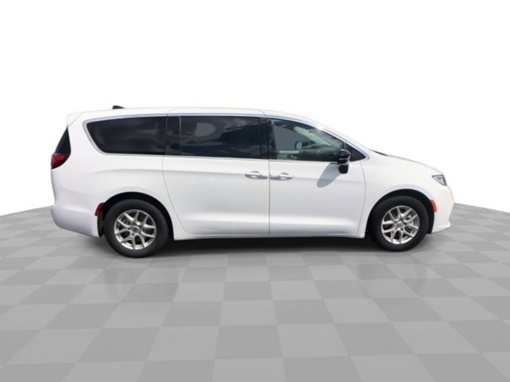 Used 2024 Chrysler Pacifica Touring L