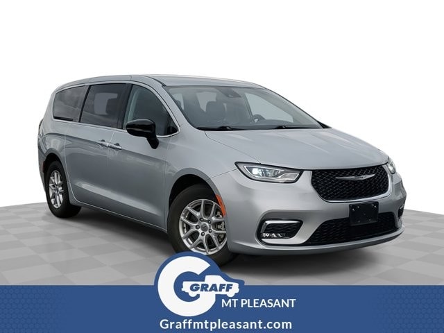2024 Chrysler Pacifica Touring L's photo