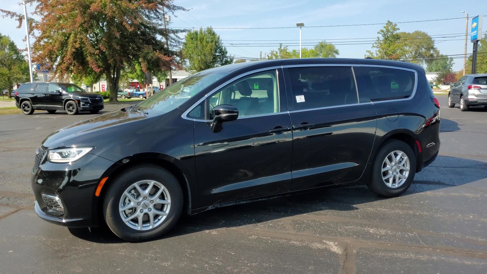 2024 Chrysler Pacifica Touring L photo 4