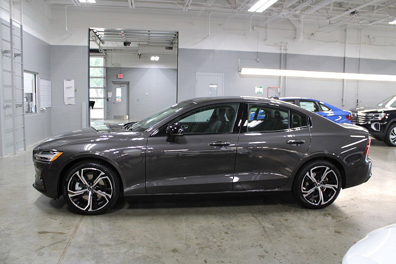 2024 Volvo S60 Core photo 3