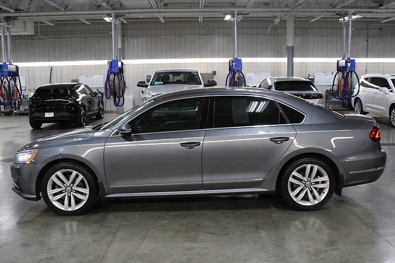 2017 Volkswagen Passat SE photo 2