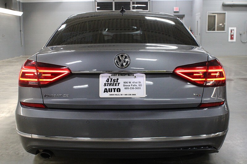 2017 Volkswagen Passat SE photo 4