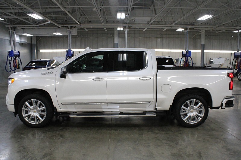 Used 2023 Chevrolet Silverado 1500 High Country with VIN 1GCUDJEL6PZ148495 for sale in Sioux Falls, SD