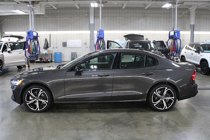 2024 Volvo S60 Core photo 4