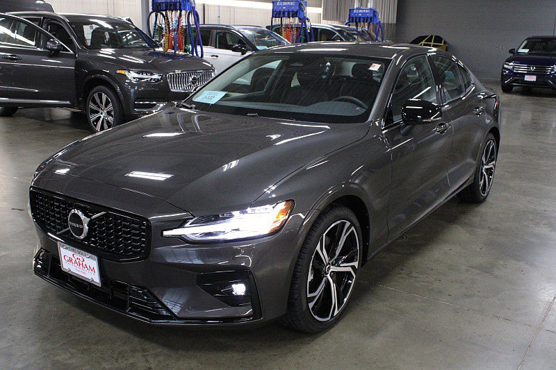 2024 Volvo S60 Core photo 2