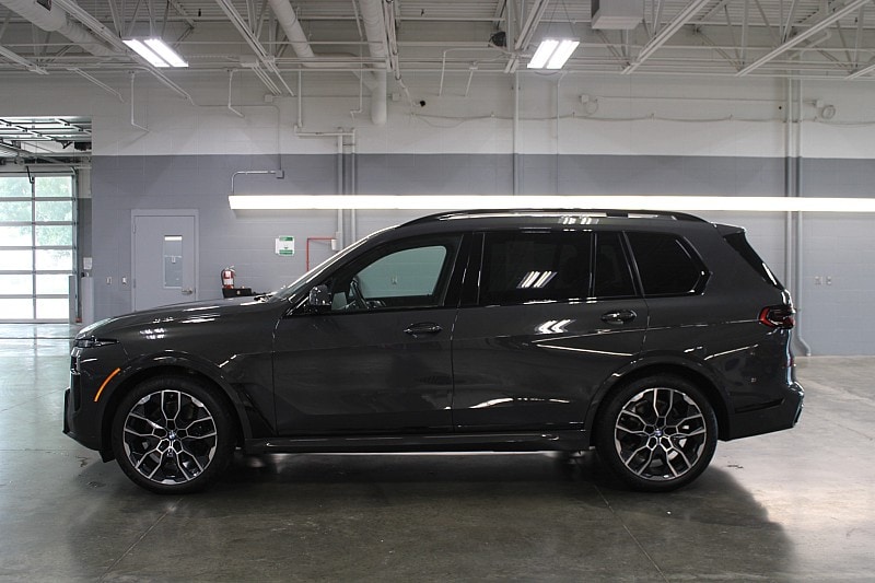 Used 2024 BMW X7 40i with VIN 5UX23EM03R9T91305 for sale in Sioux Falls, SD