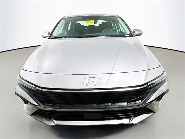 2025 Hyundai Elantra SEL Convenience photo 2