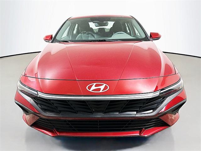 2025 Hyundai Elantra SE photo 2