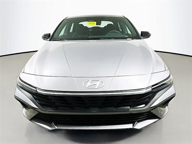 2026 Hyundai Elantra SEL Sport photo 2