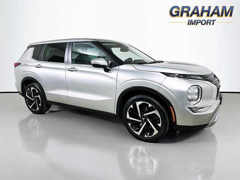 2023 Mitsubishi Outlander SE's photo