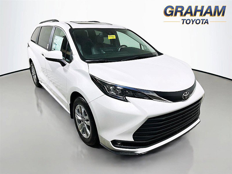 2026 Toyota Sienna XLE's photo