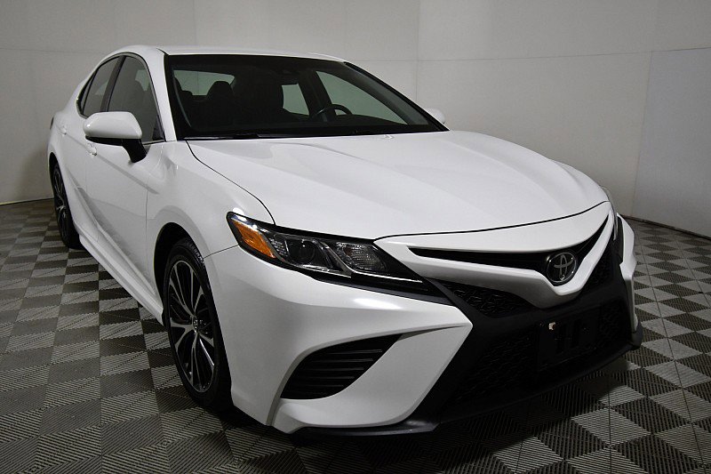 Used 2018 Toyota Camry SE with VIN 4T1B11HK8JU621493 for sale in Mansfield, OH