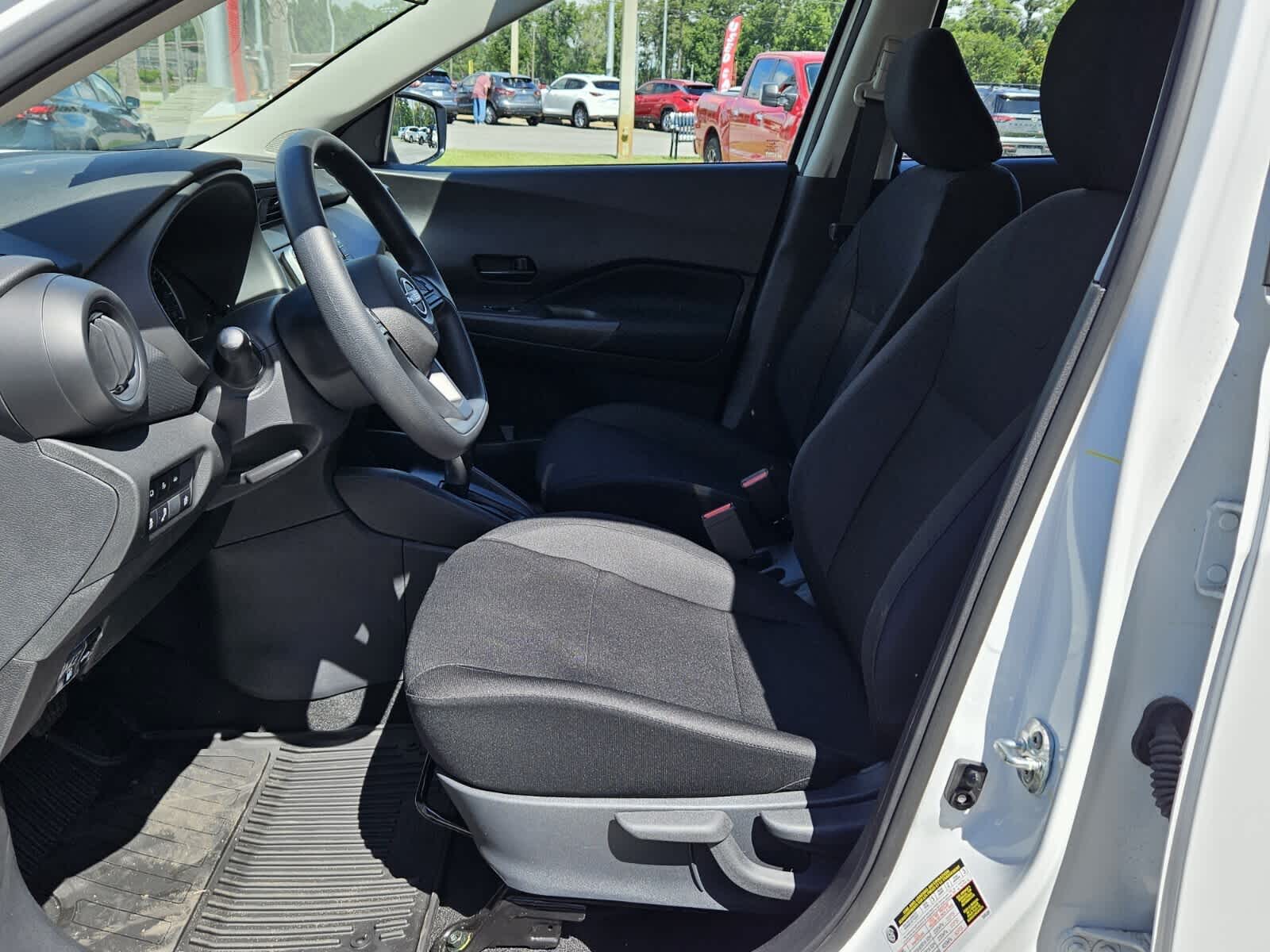 2025 Nissan Kicks Play S photo 3