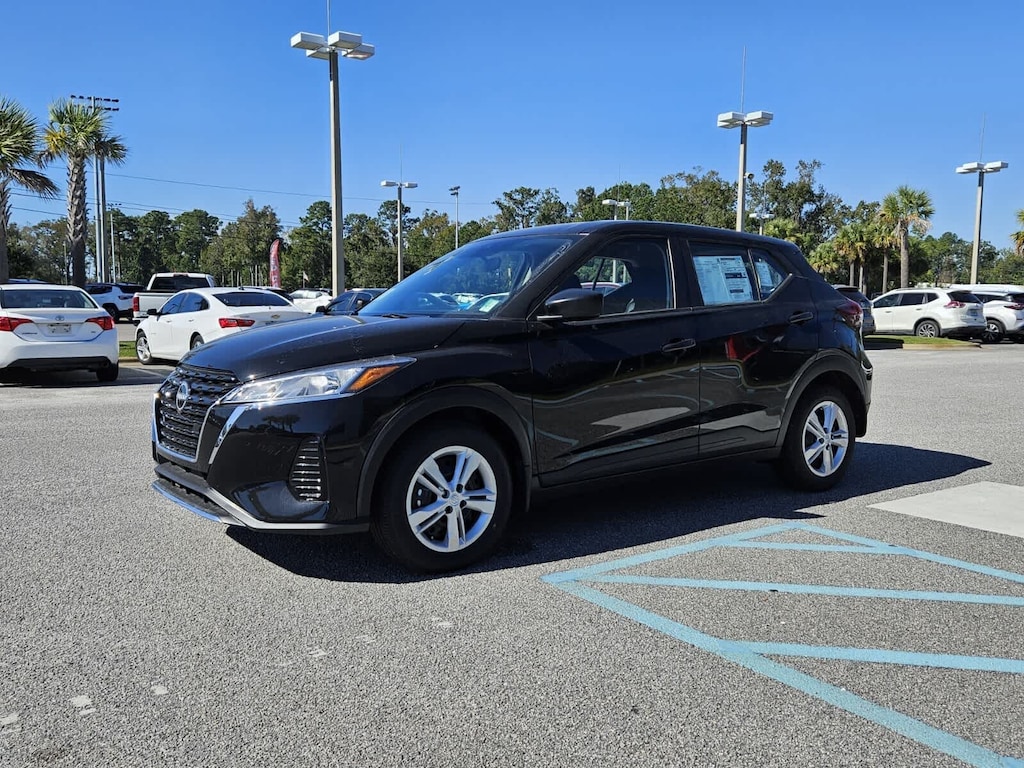 New 2025 Nissan Kicks Play S SUV