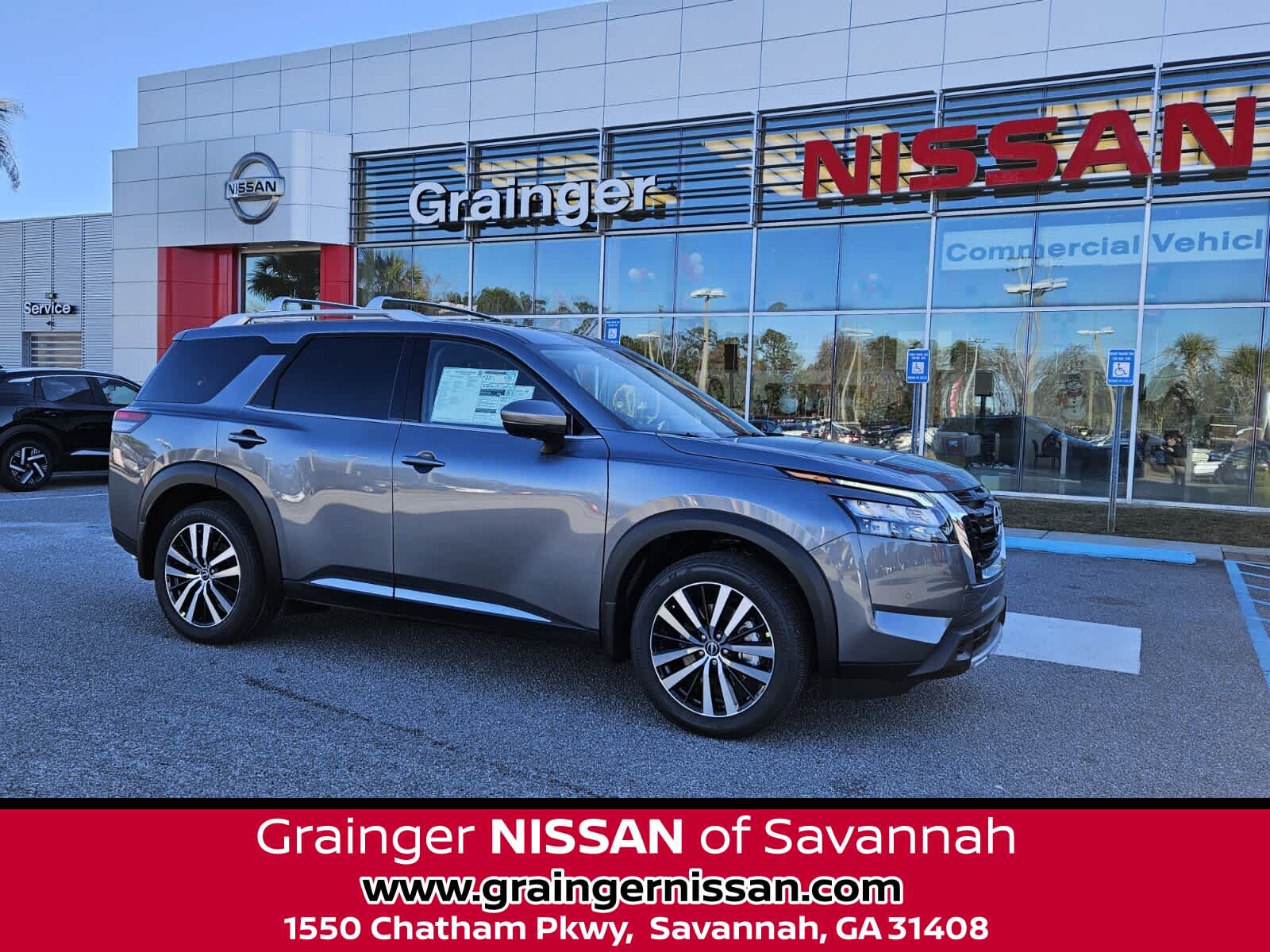 2025 Nissan Pathfinder Platinum's photo