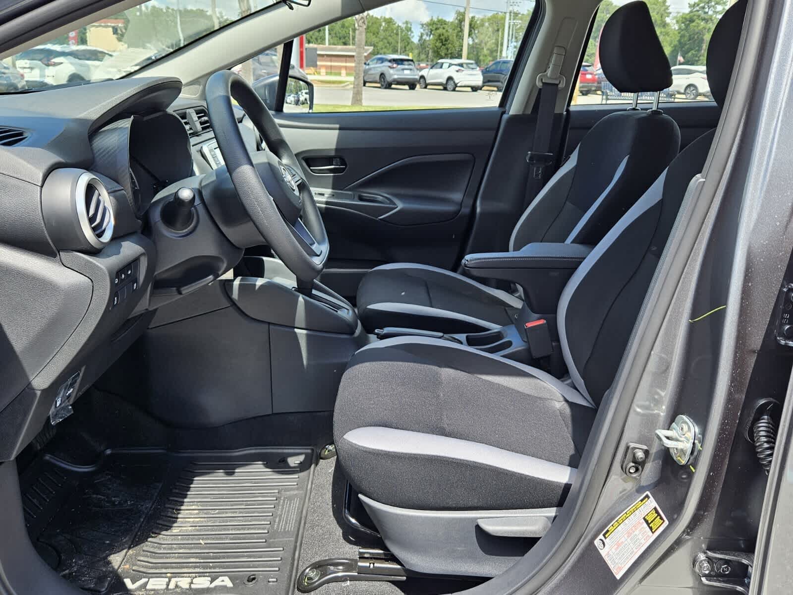 2025 Nissan Versa 1.6 S photo 3