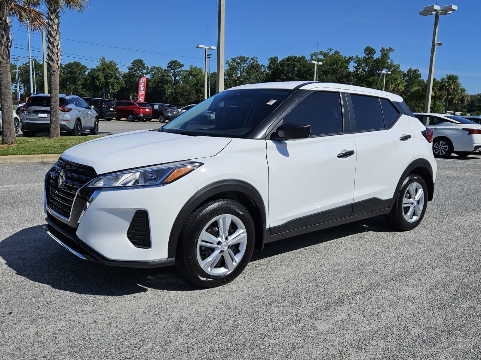 2025 Nissan Kicks Play S photo 2