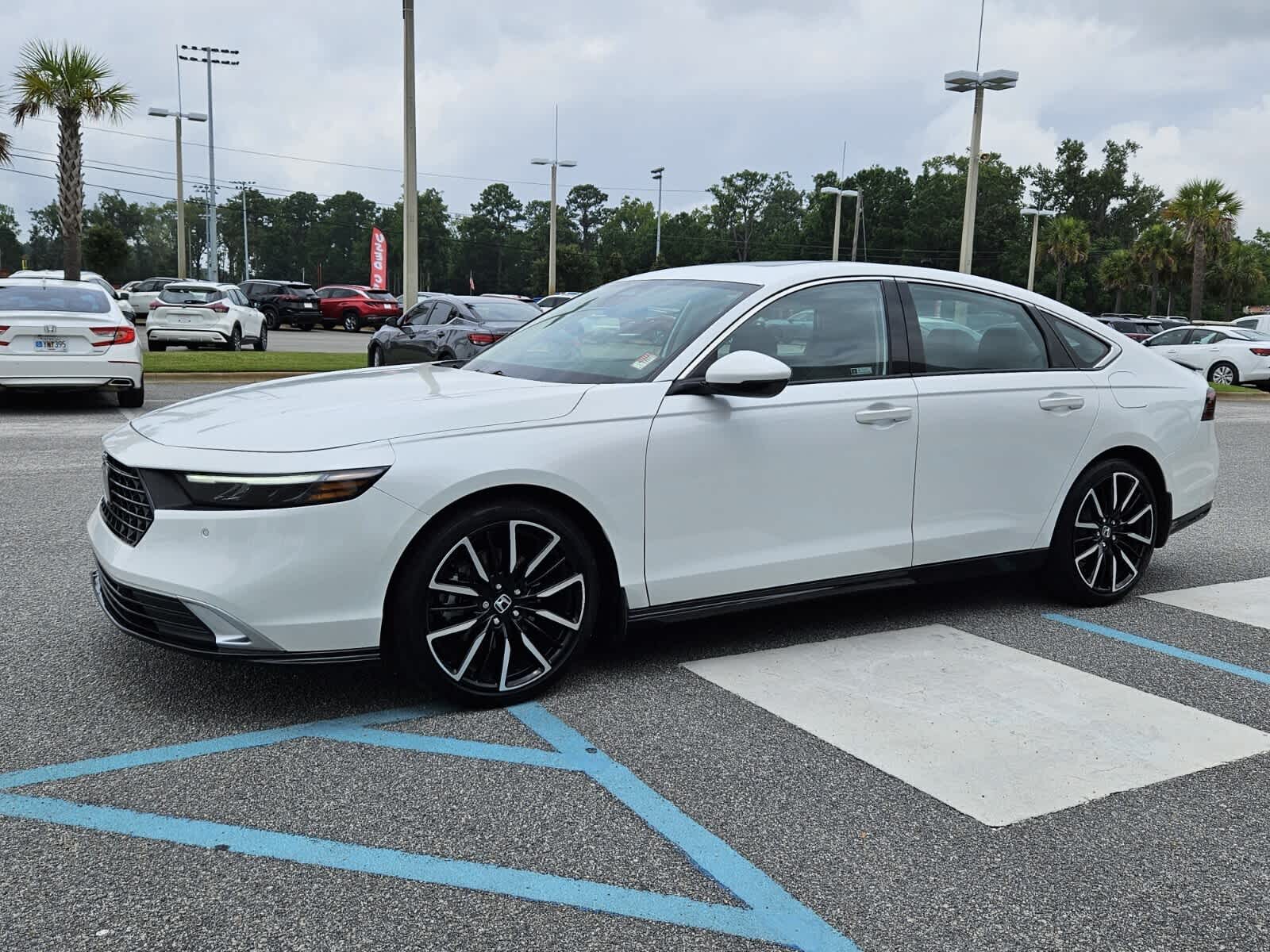 2023 Honda Accord Hybrid Touring photo 2