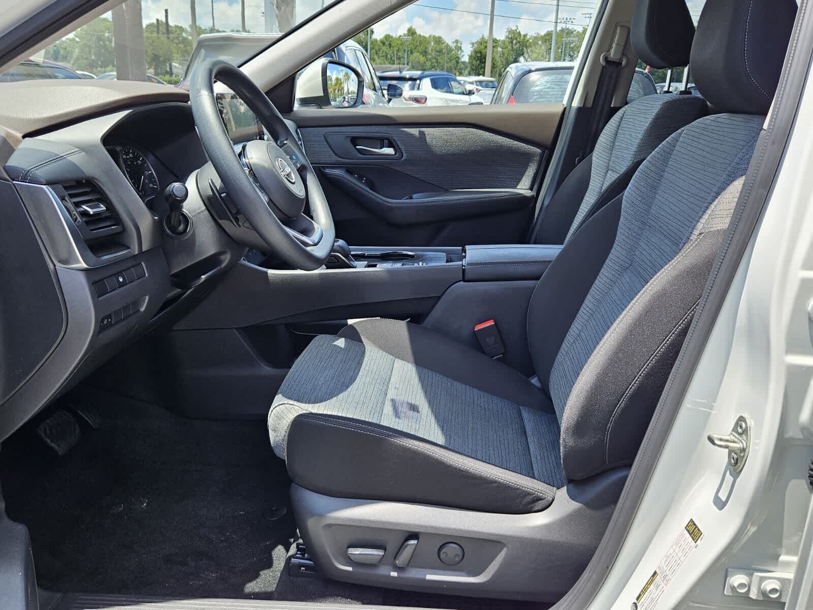 2023 Nissan Rogue SV photo 3