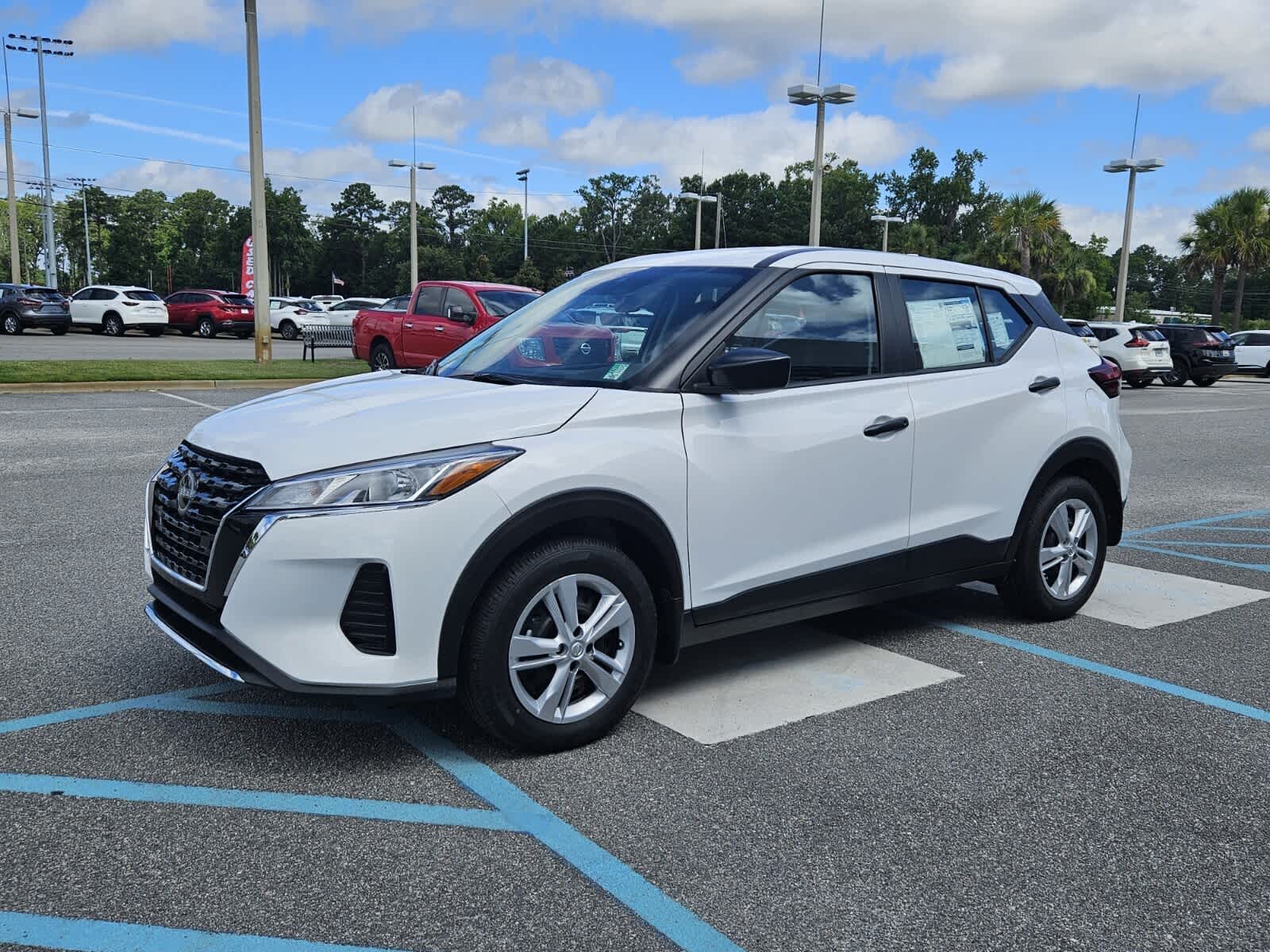 2025 Nissan Kicks Play S photo 2
