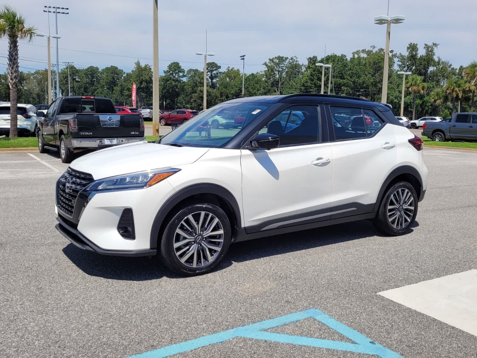 2024 Nissan Kicks SR photo 2
