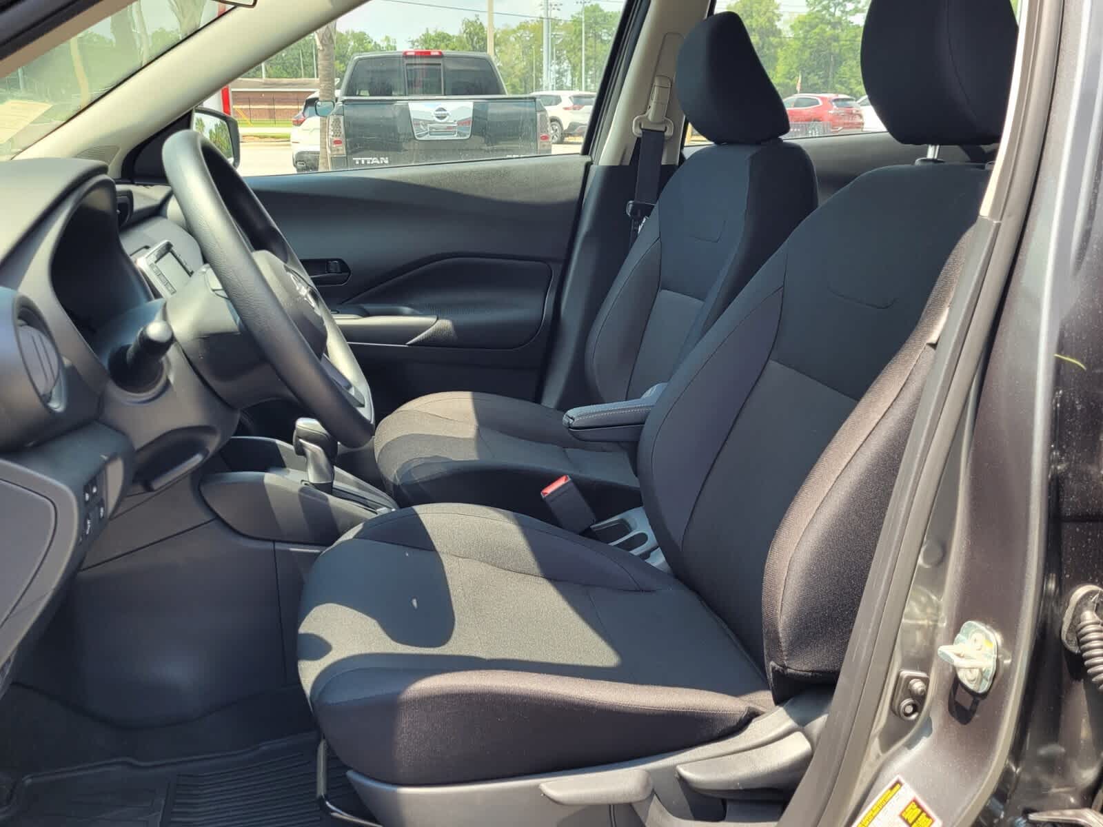 2025 Nissan Kicks Play S photo 2