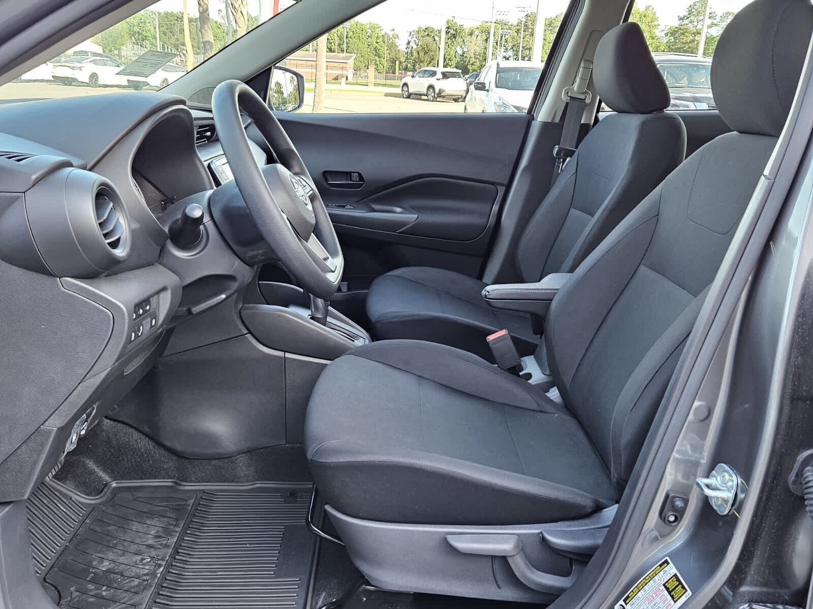2025 Nissan Kicks Play S photo 2