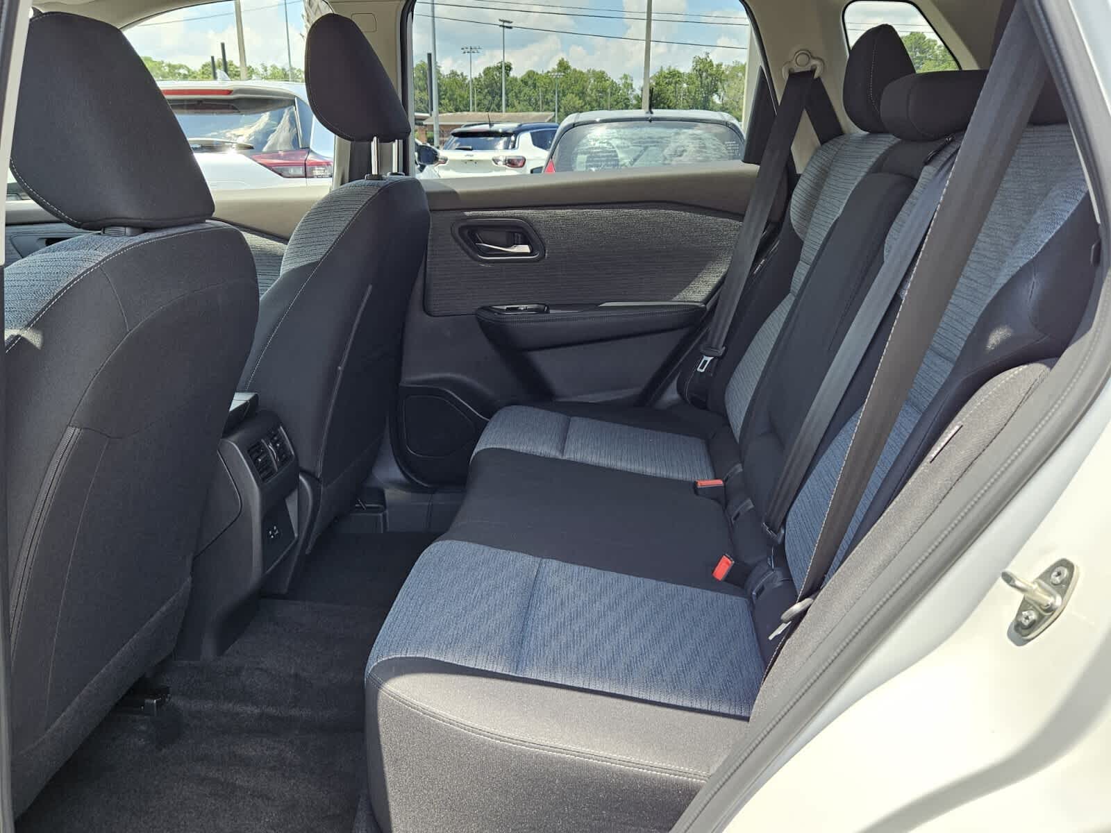 2023 Nissan Rogue SV photo 4