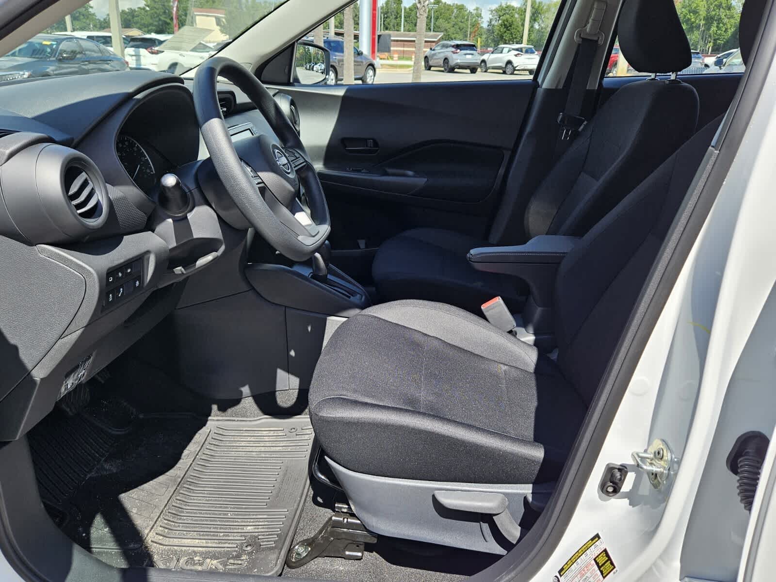 2025 Nissan Kicks Play S photo 3