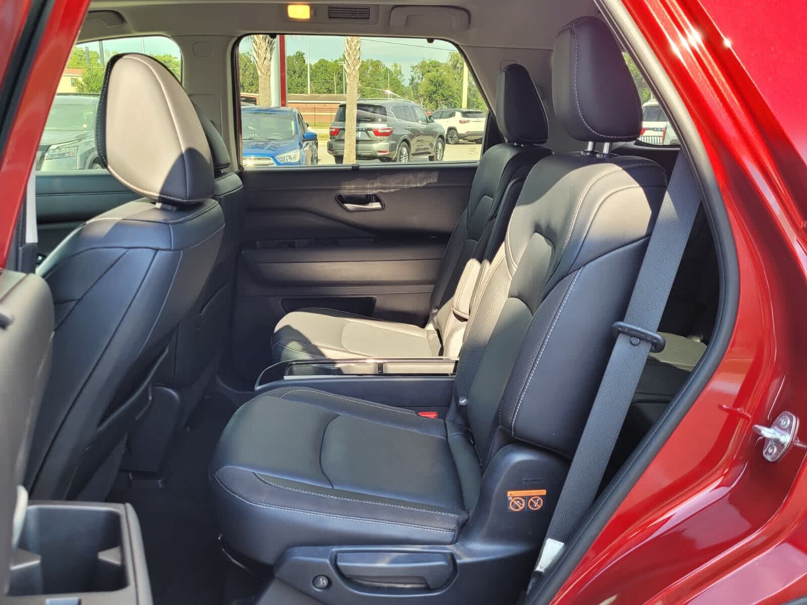 2022 Nissan Pathfinder SL photo 3