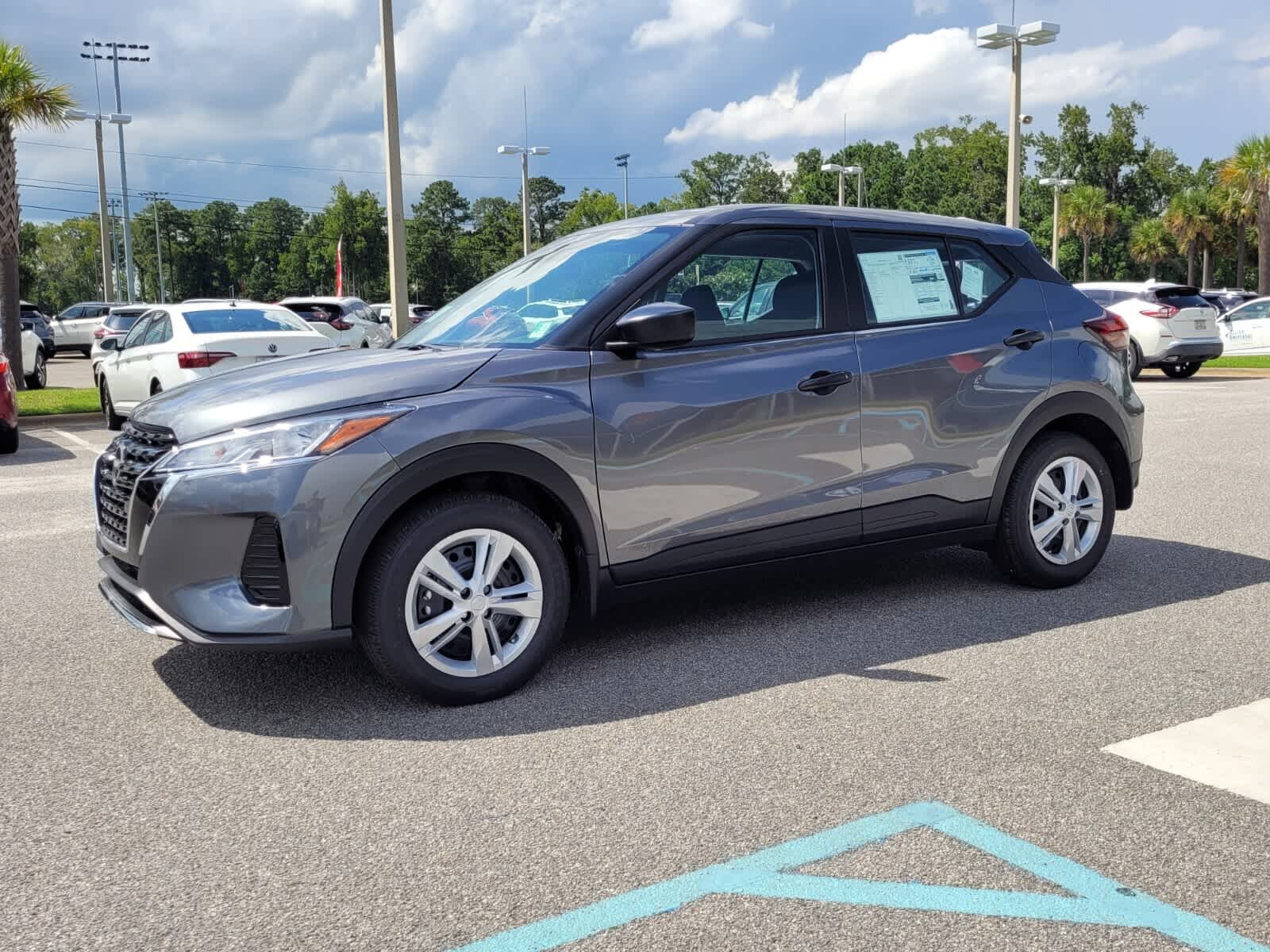 2025 Nissan Kicks Play S photo 2
