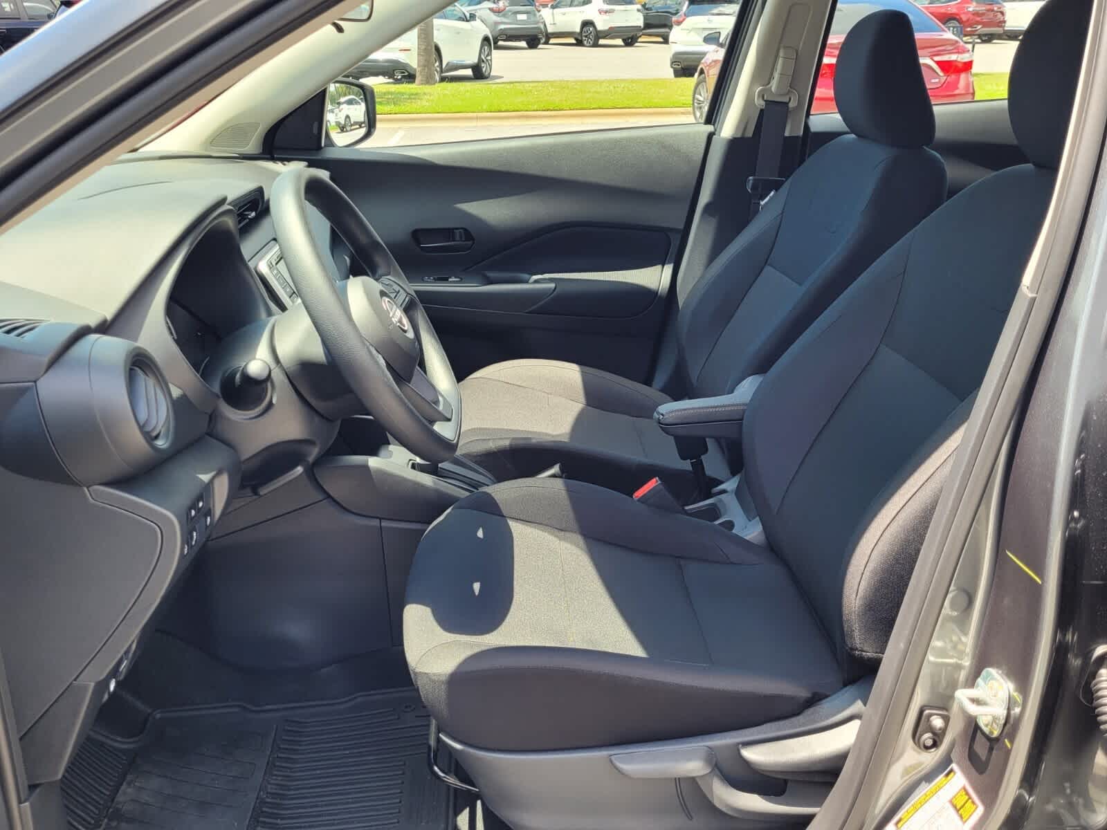 2025 Nissan Kicks Play S photo 2