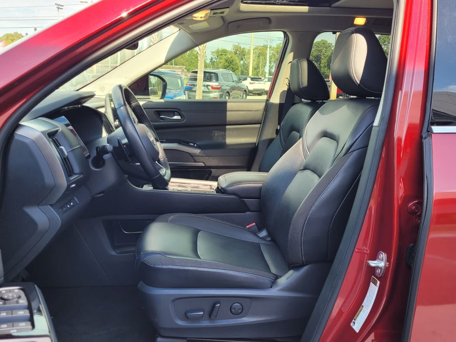 2022 Nissan Pathfinder SL photo 2