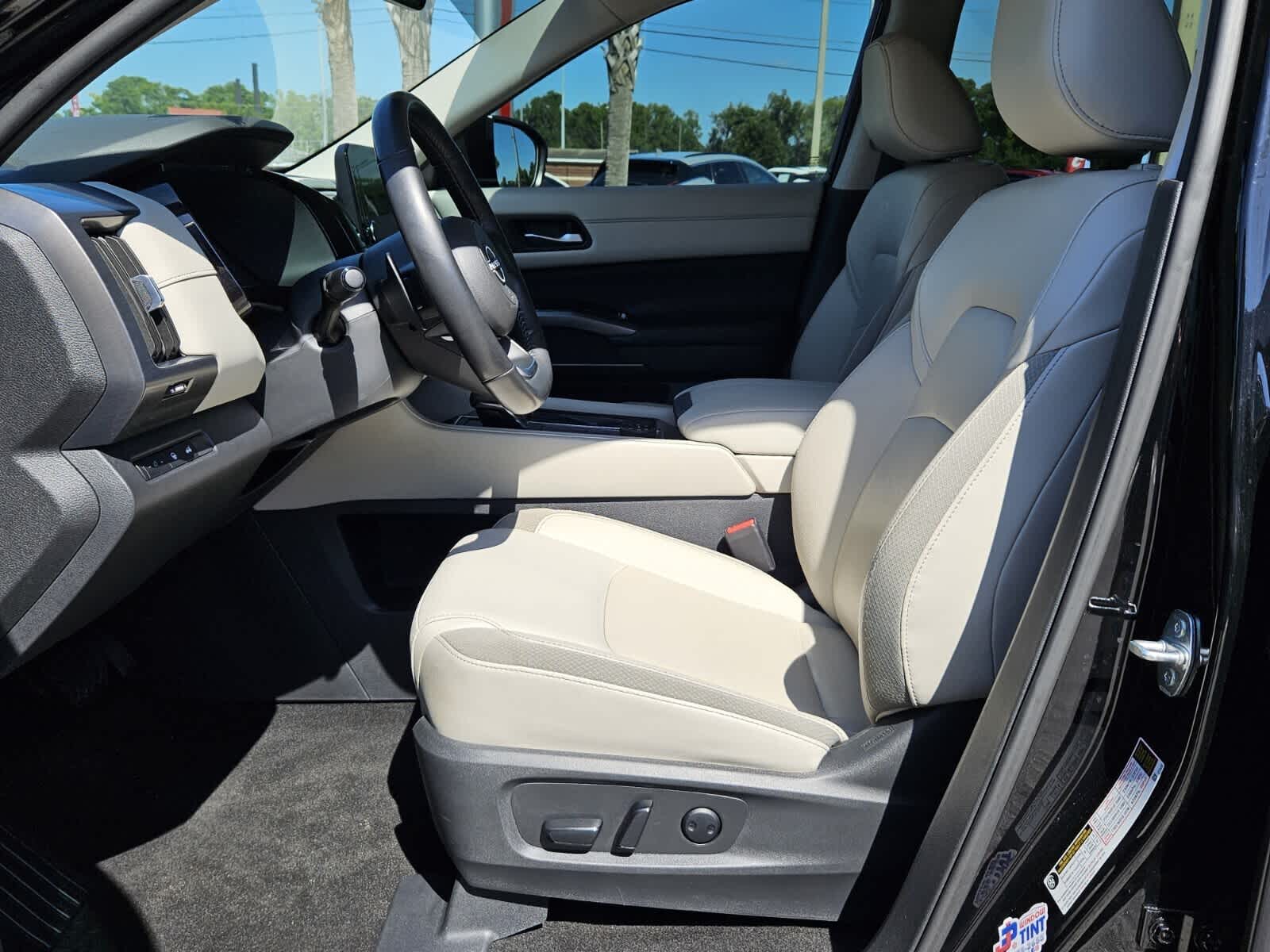 2023 Nissan Pathfinder SL photo 2