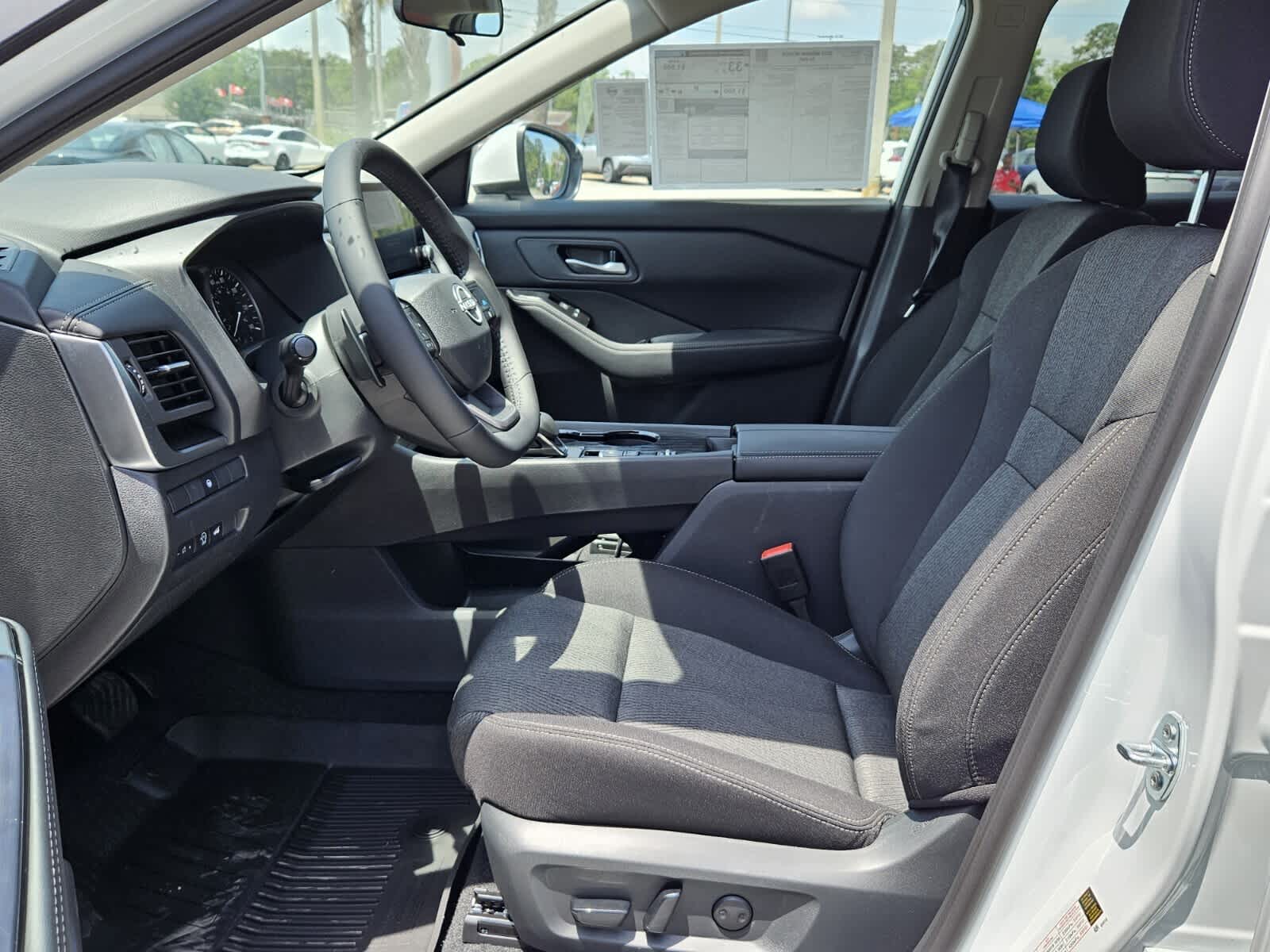 2025 Nissan Rogue SV photo 2