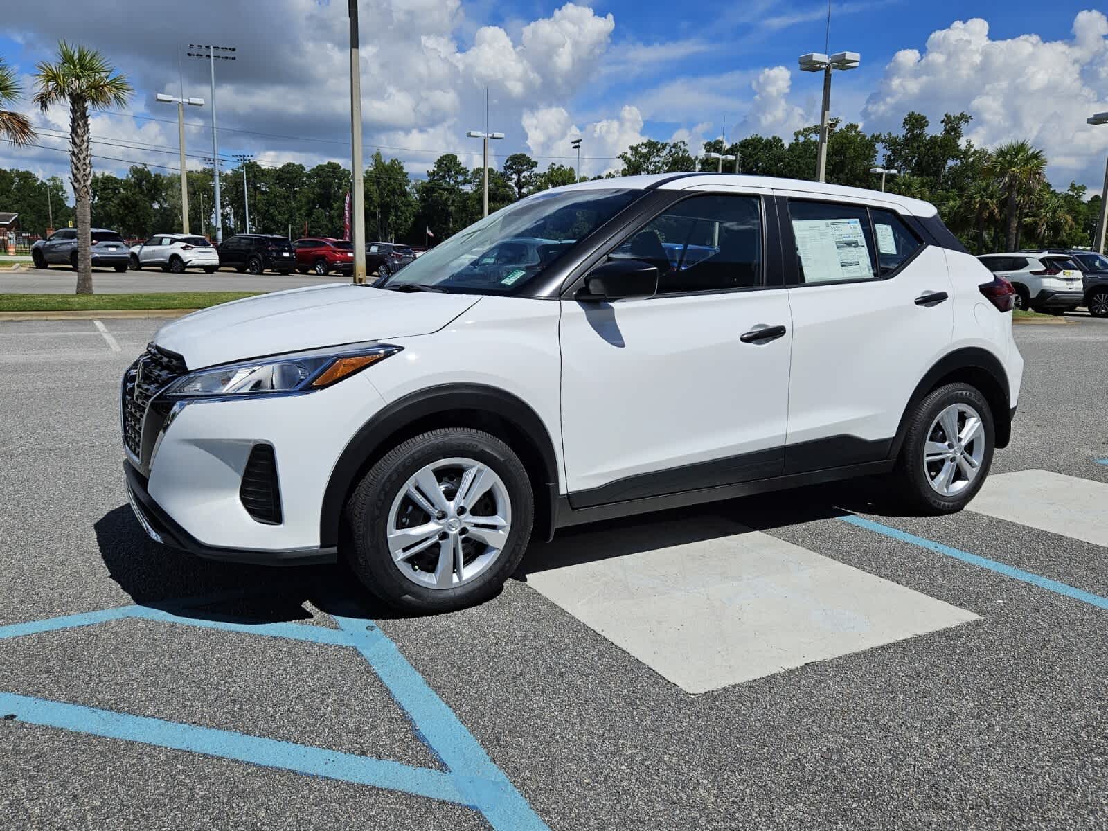 2025 Nissan Kicks Play S photo 2