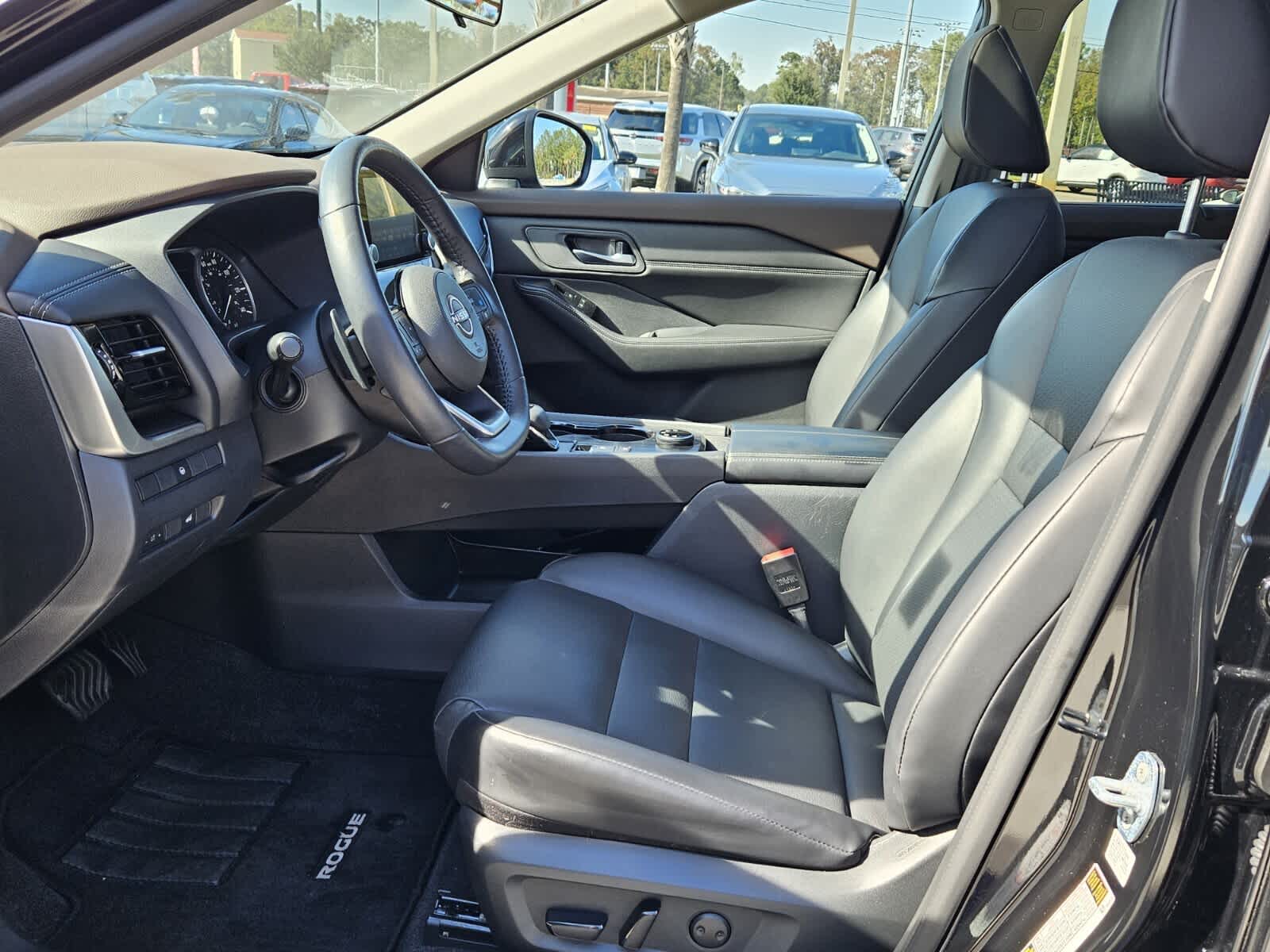 2022 Nissan Rogue SV photo 2