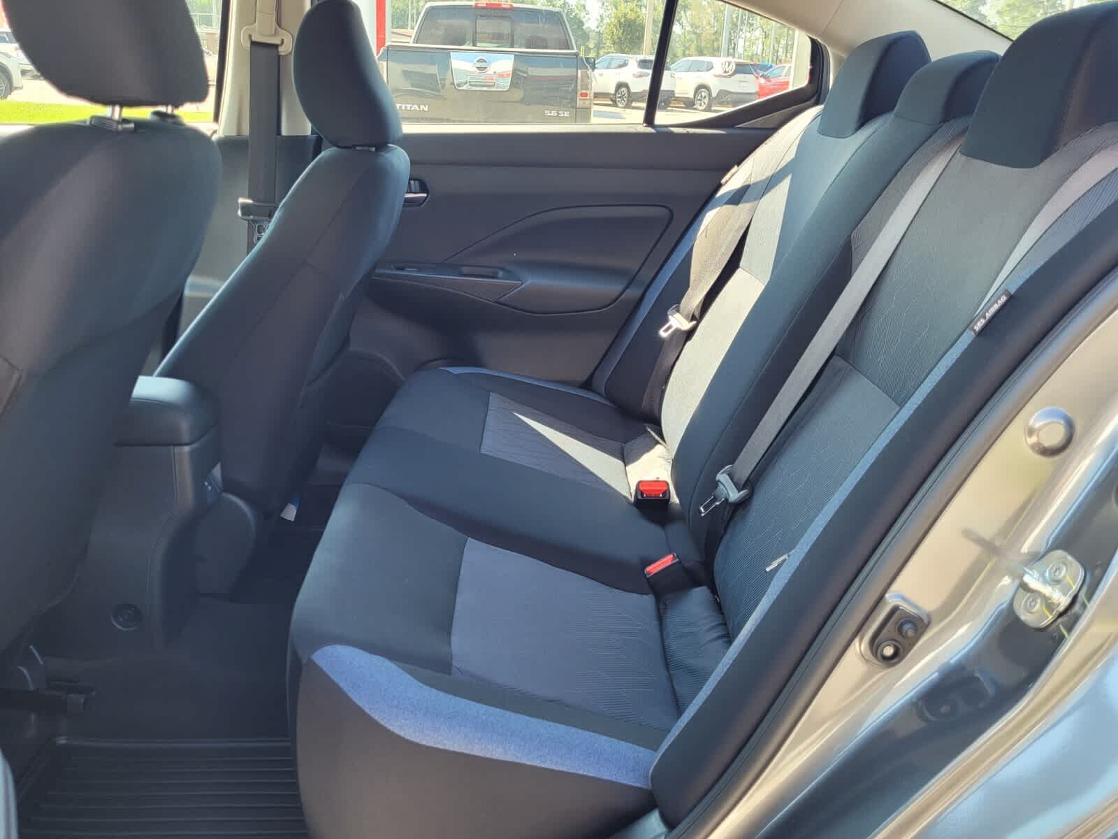 2025 Nissan Versa 1.6 SV photo 4