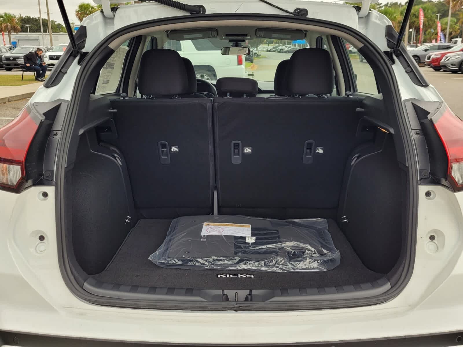 2025 Nissan KICKS PLAY Base - Photo 6