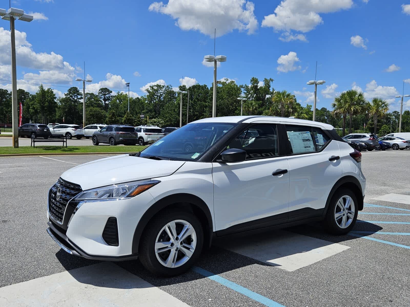 2025 Nissan Kicks Play S photo 2
