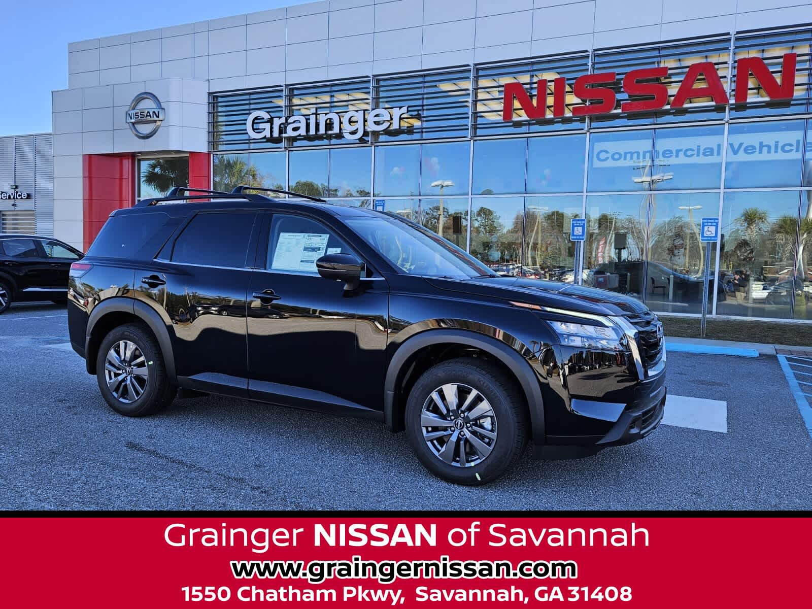 2025 Nissan Pathfinder SV's photo