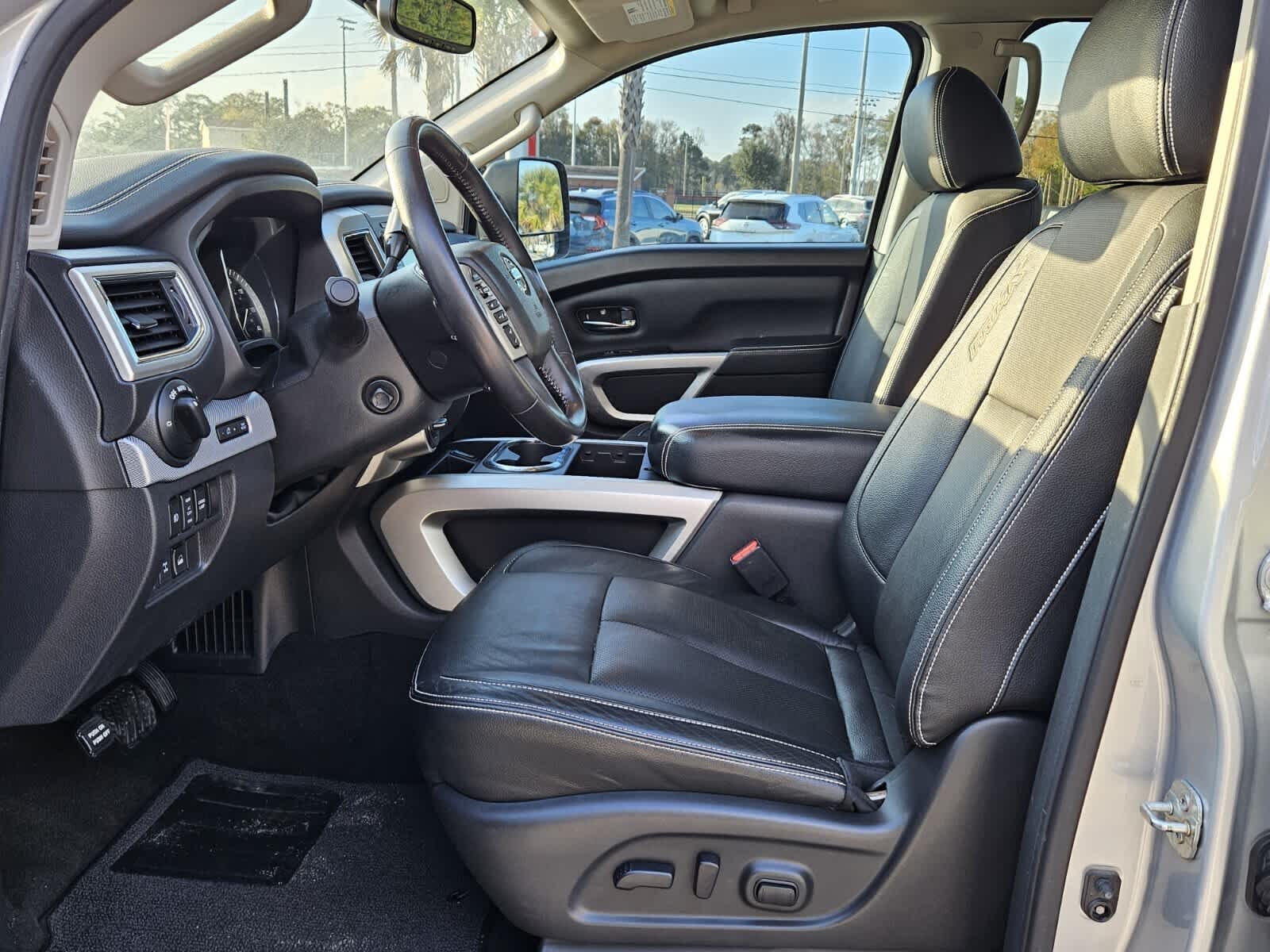 2019 Nissan Titan PRO-4X photo 3