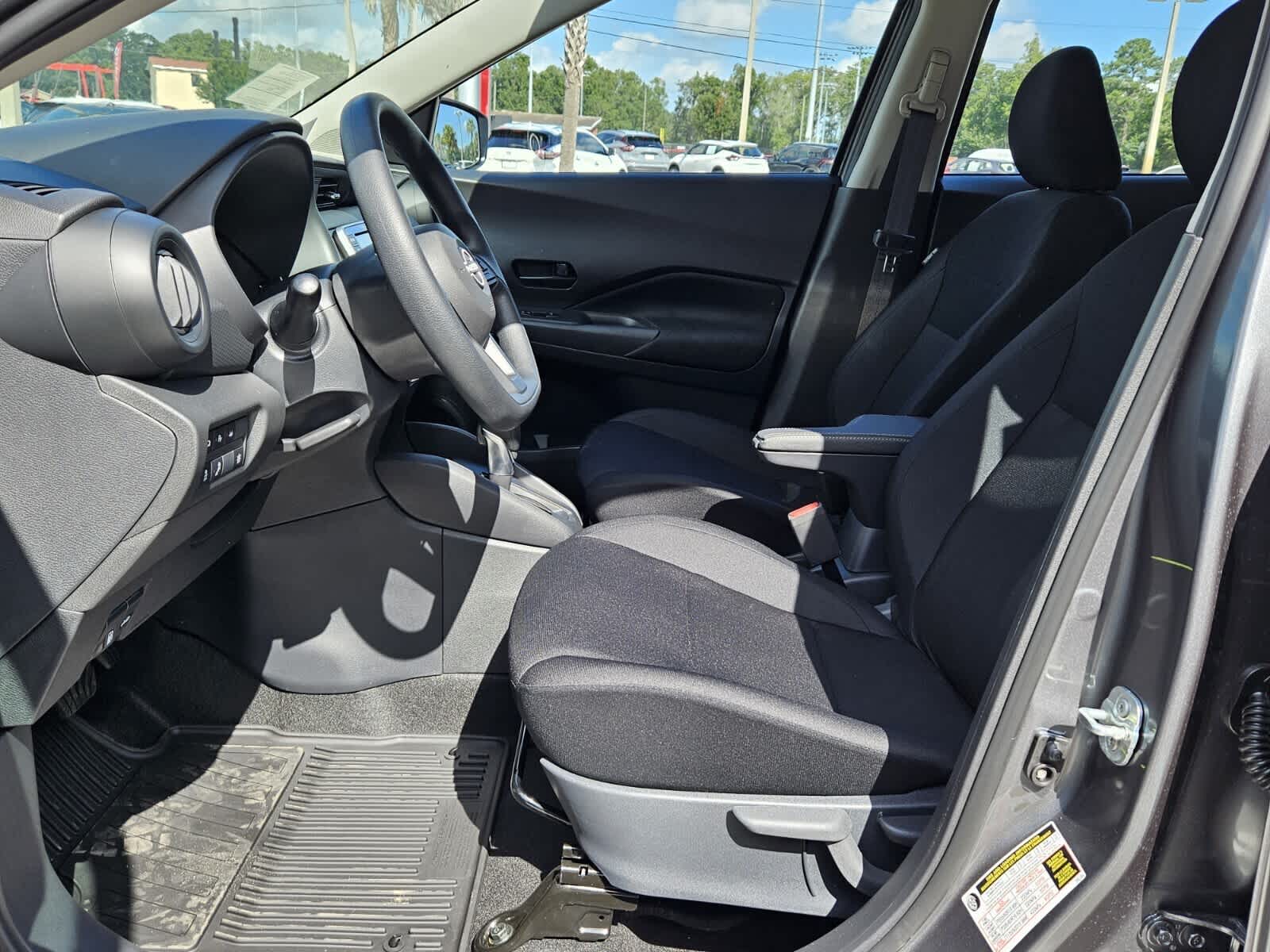 2025 Nissan Kicks Play S photo 2