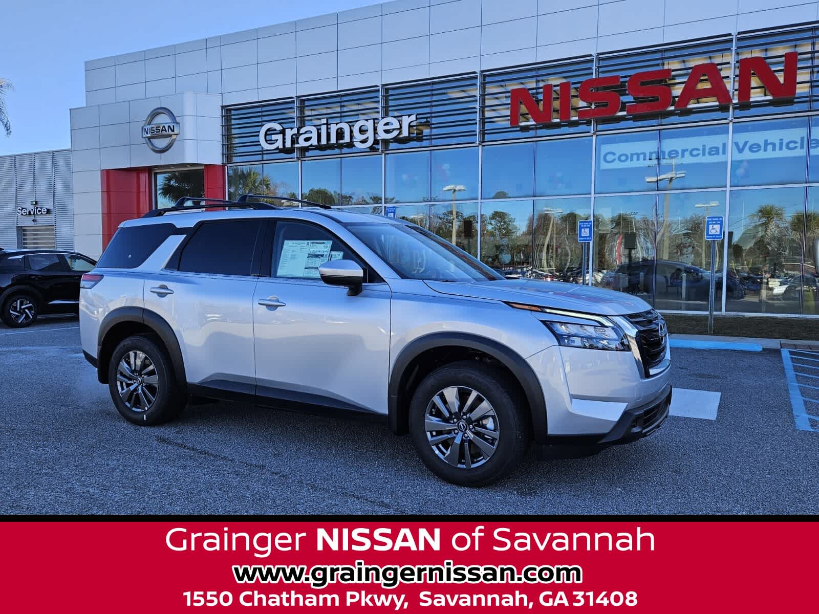 2025 Nissan Pathfinder SV's photo
