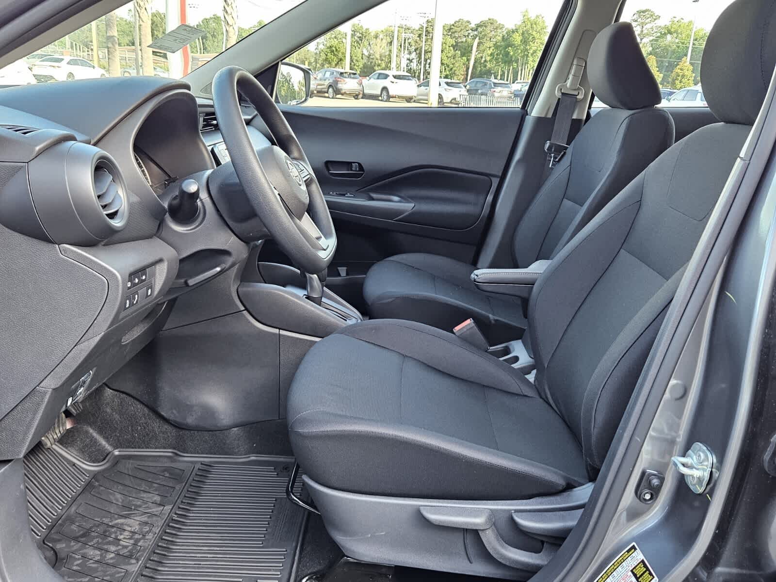 2025 Nissan Kicks Play S photo 2