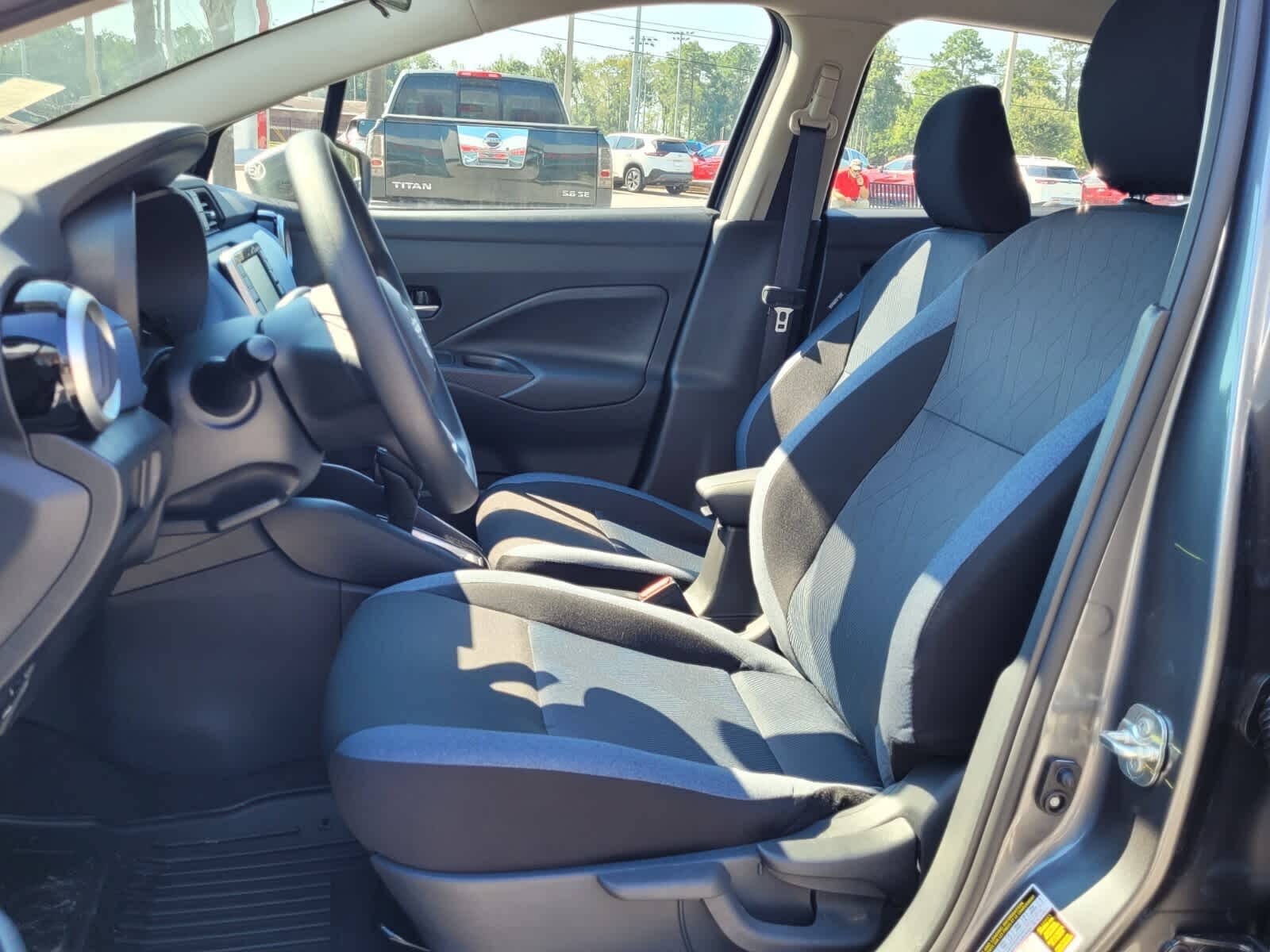 2025 Nissan Versa 1.6 SV photo 3