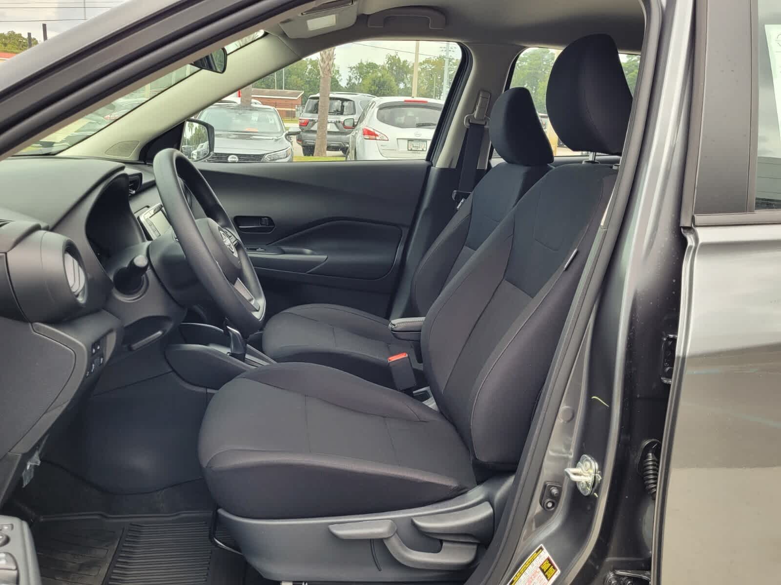 2025 Nissan Kicks Play S photo 2