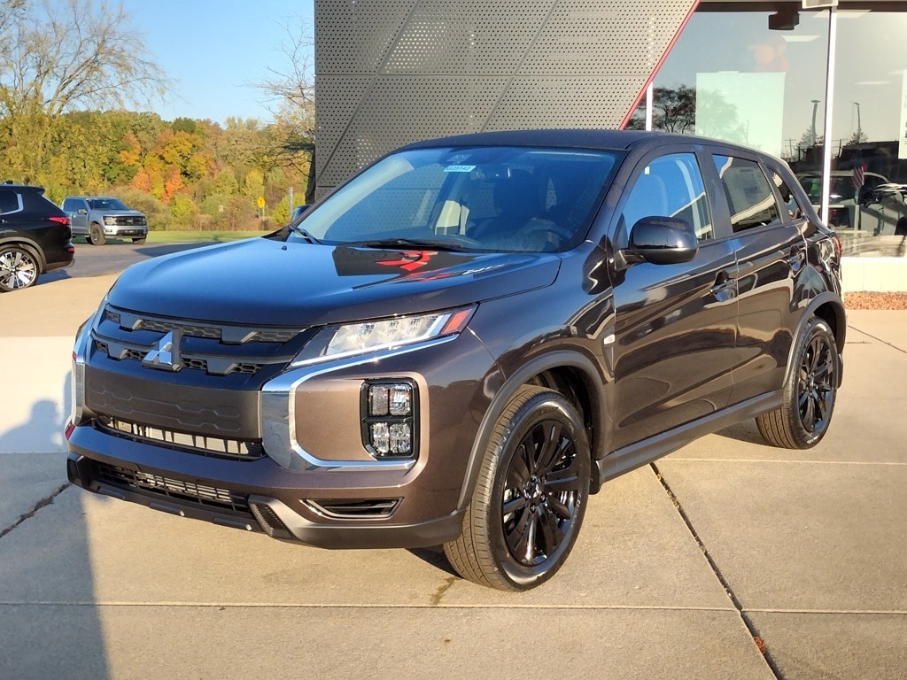 2025 Mitsubishi Outlander Sport LE's photo